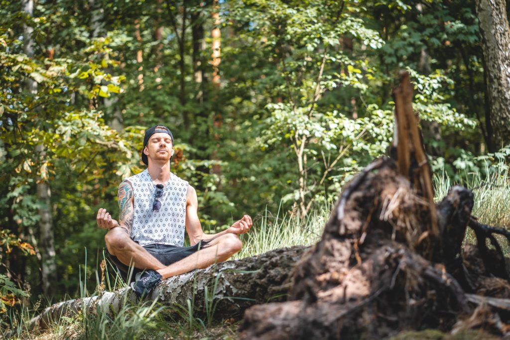 Persona meditando en un bosque